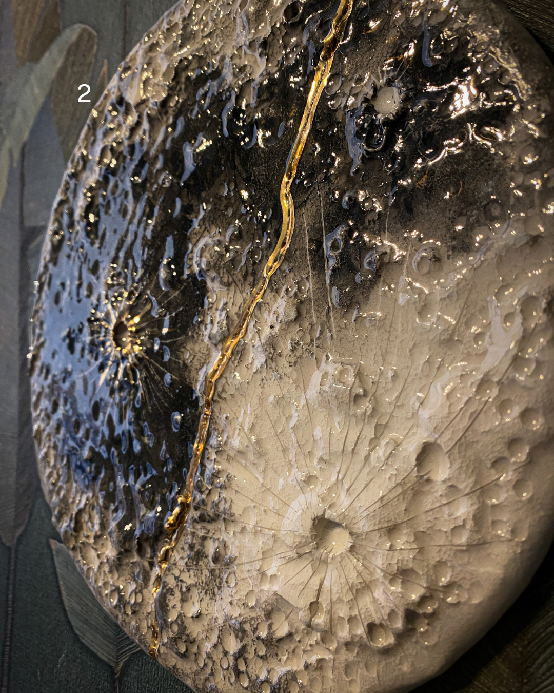 Kintsugi Moon | Luna da muro ricucita con Oro