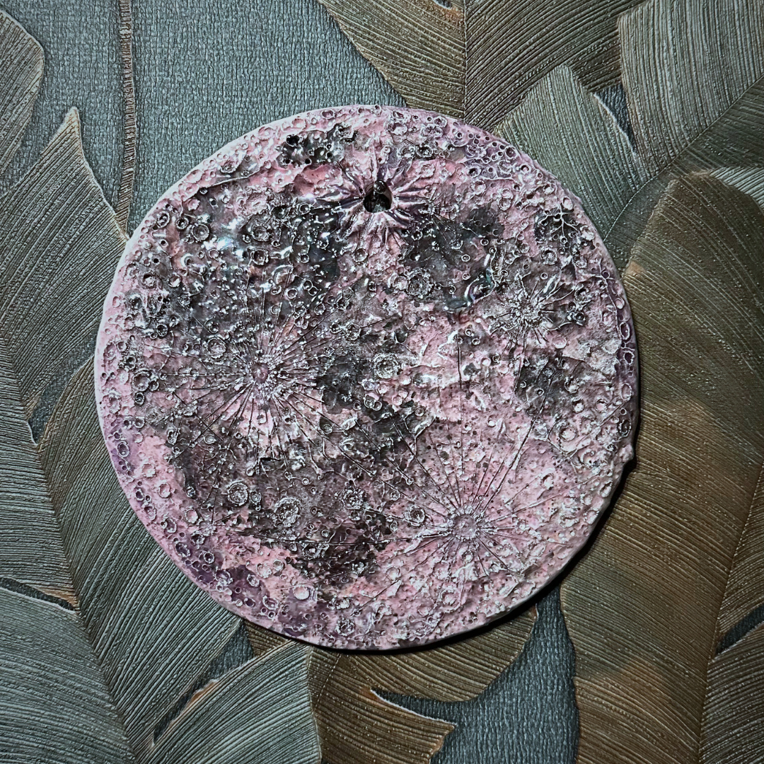Luna della Soglia IV in ceramica viola su uno sfondo di foglie