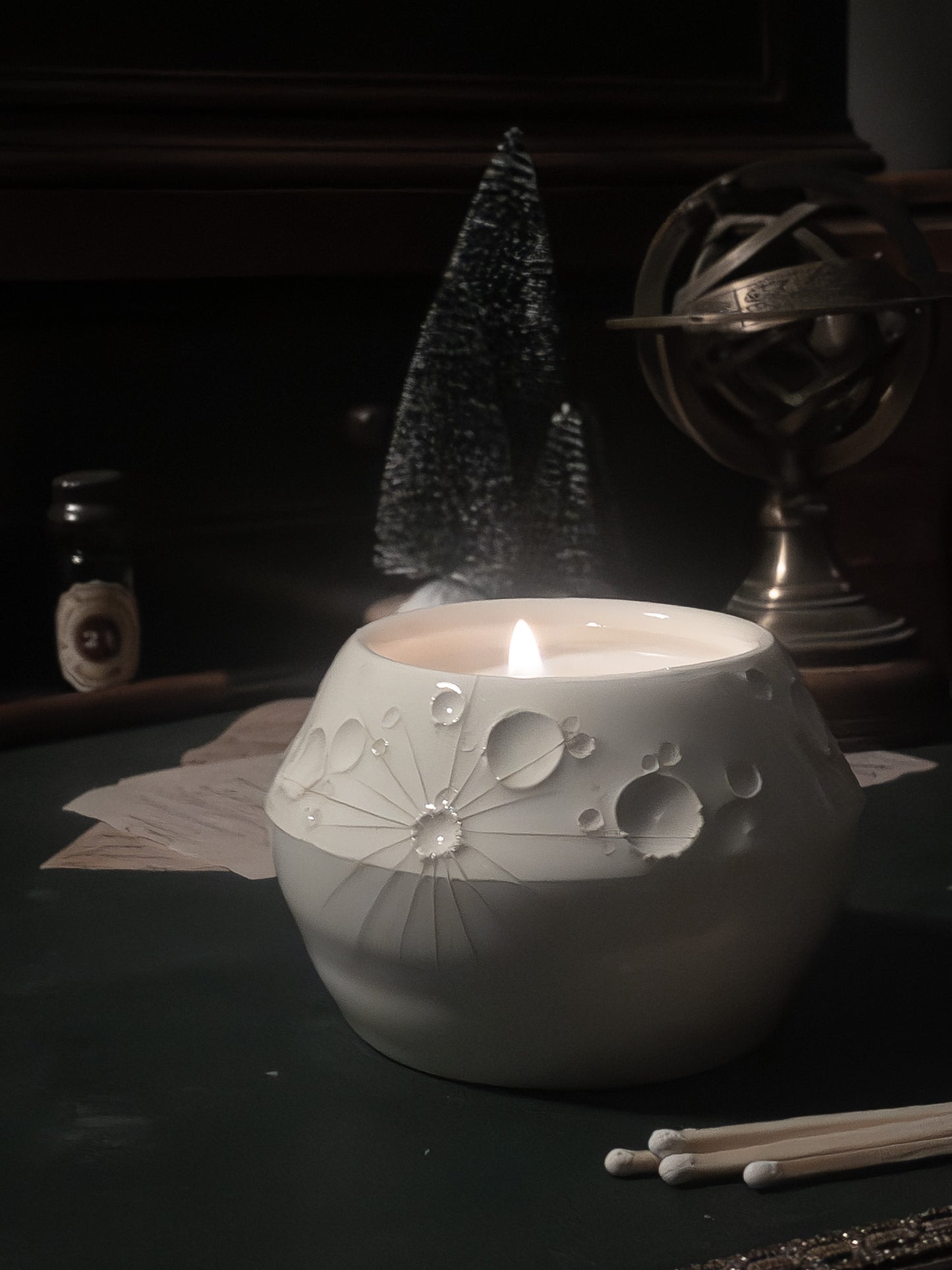 candela bianca lunare fatta a mano per la casa