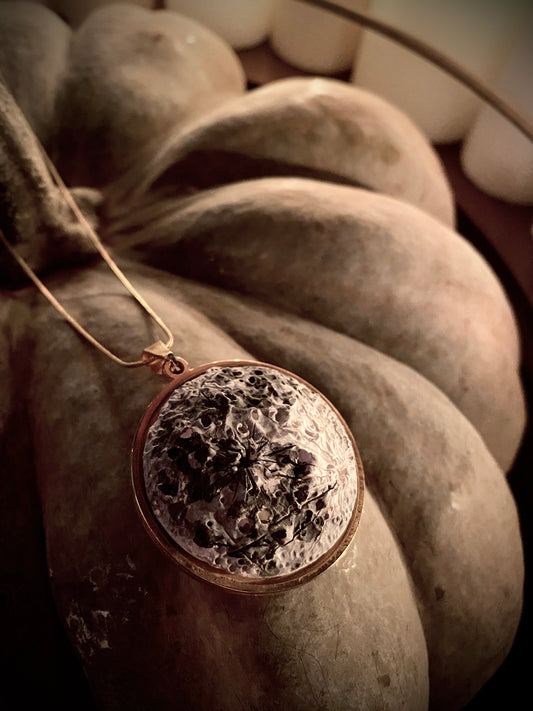 Gold Elegance Moon | Ciondolo Luna Piena in Ceramica