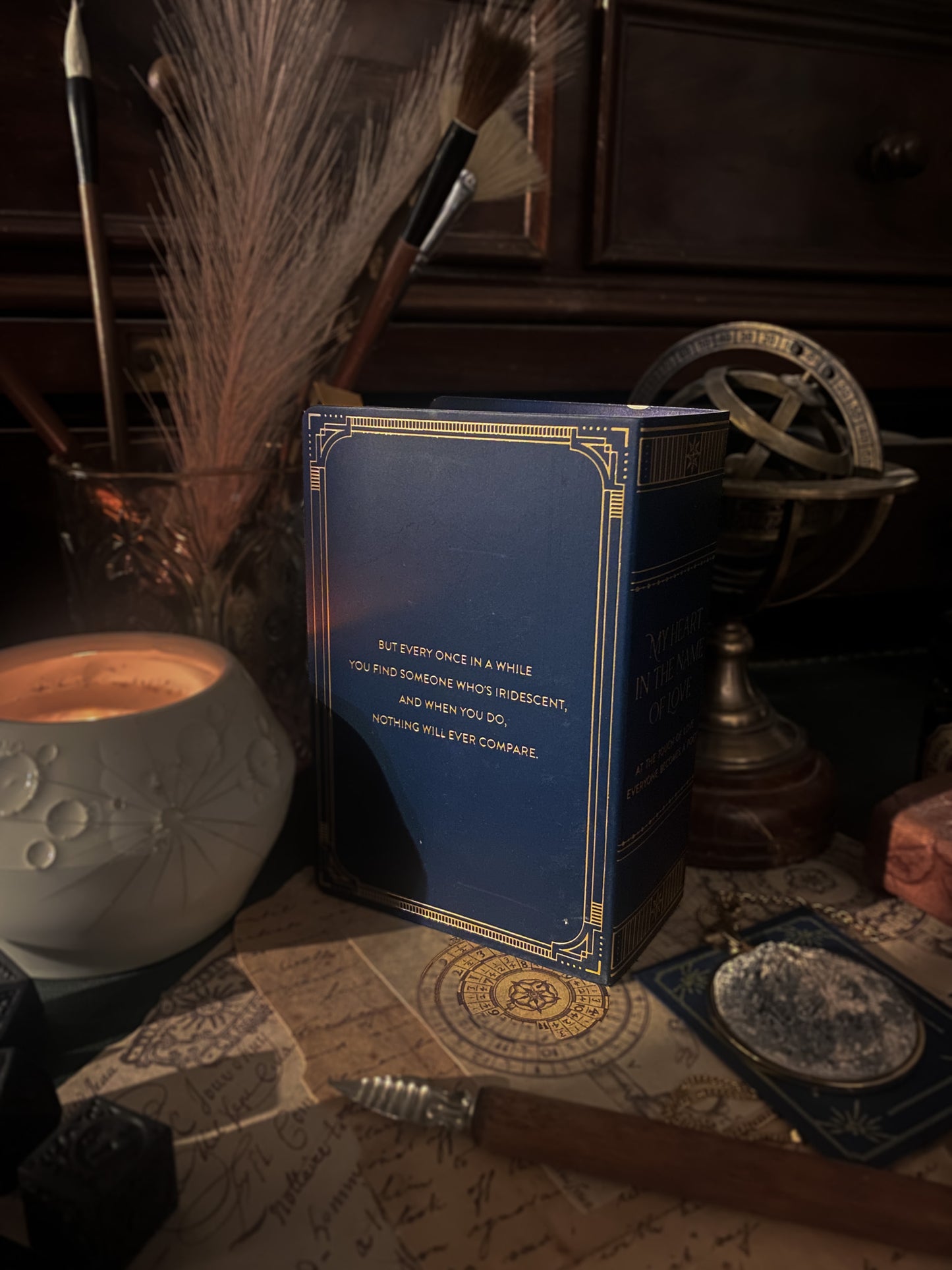 Diario magico con decorazioni esoteriche e nastro dorato, un affascinante accessorio per gli amanti del mistero e della scrittura spirituale.scatola gift box