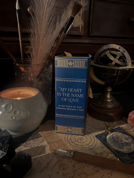 Diario magico con decorazioni esoteriche e nastro dorato, un affascinante accessorio per gli amanti del mistero e della scrittura spirituale.scatola gift box