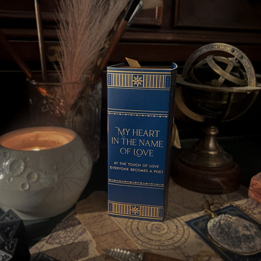 Diario magico con decorazioni esoteriche e nastro dorato, un affascinante accessorio per gli amanti del mistero e della scrittura spirituale.scatola gift box
