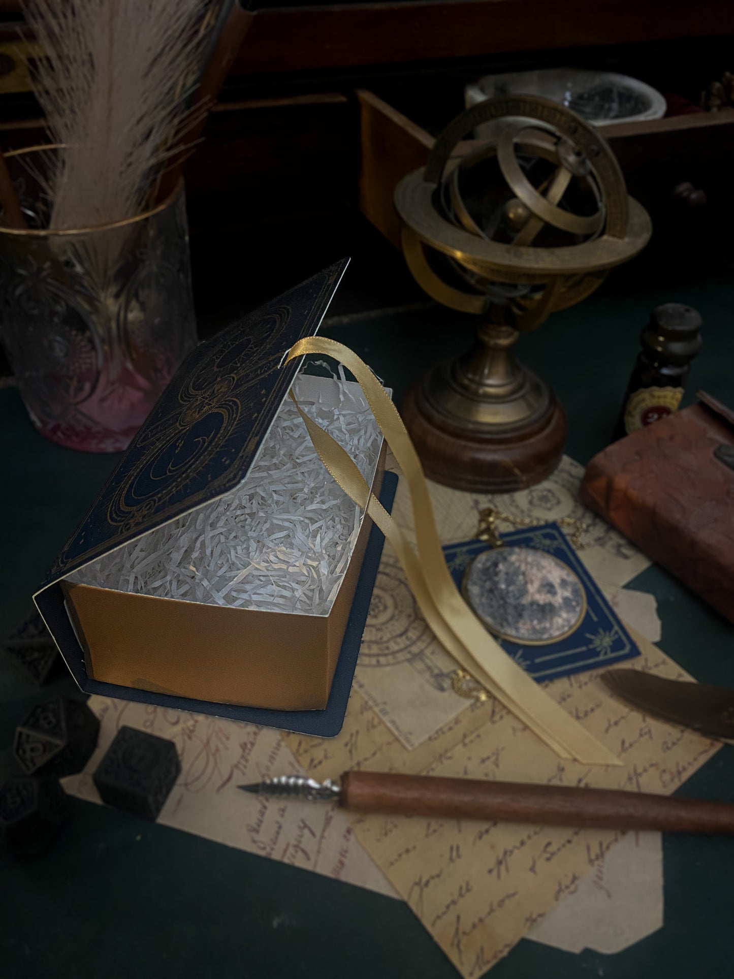 Diario magico con decorazioni esoteriche e nastro dorato, un affascinante accessorio per gli amanti del mistero e della scrittura spirituale, scatola gift box