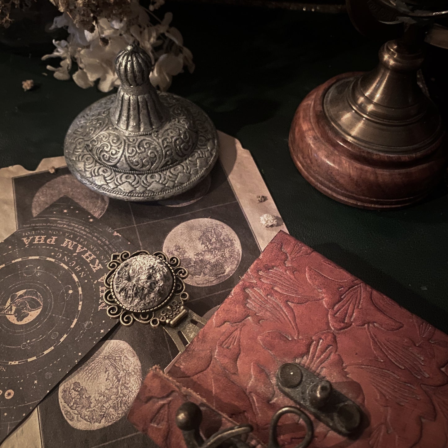 Lunar Whisper | Segnalibro Luna in Ceramica