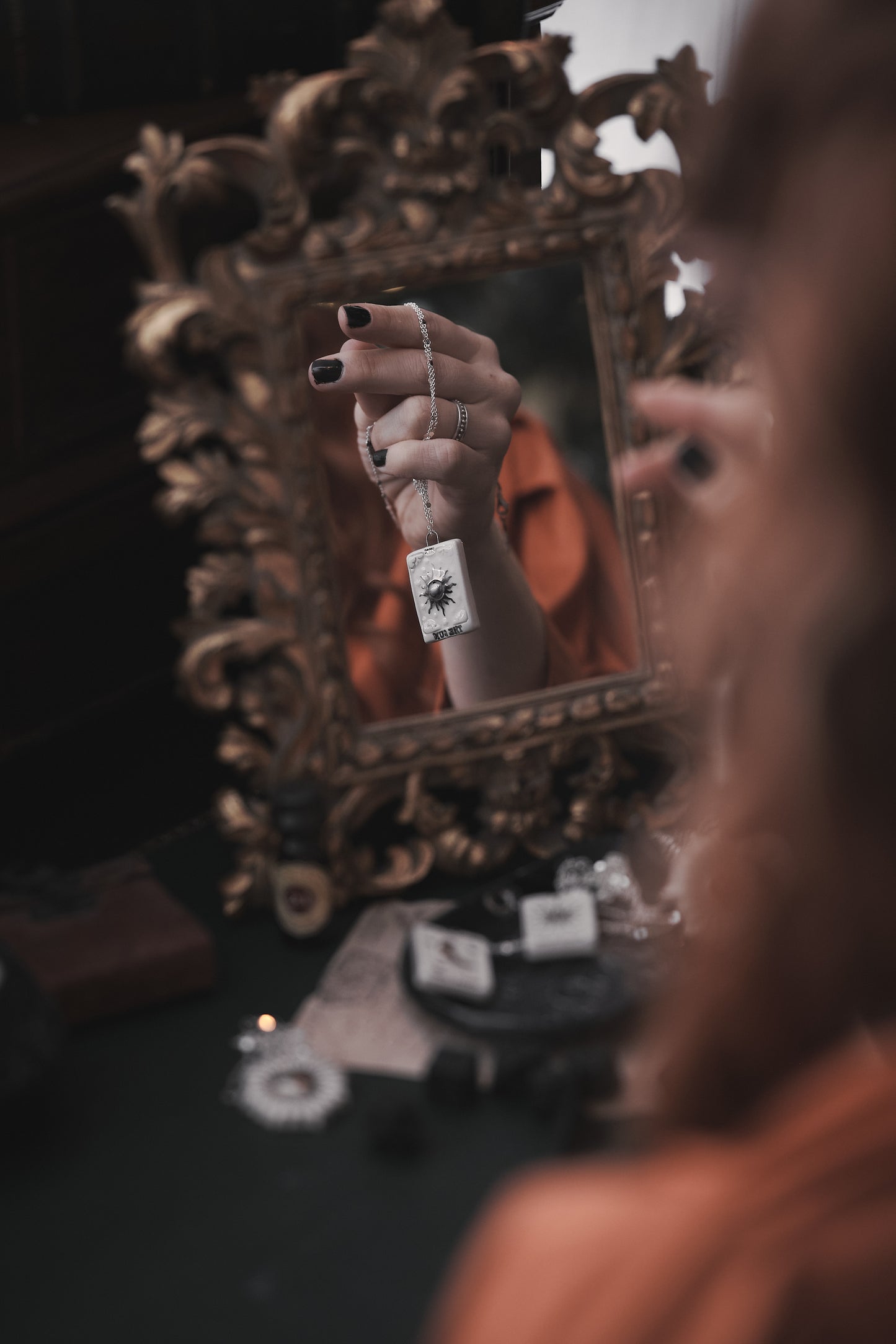 collana tenuta in mano da donna ceramica tarocchi