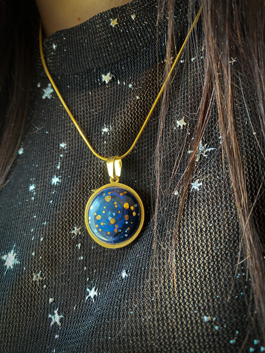 Celestial Sphere | Ciondolo Universo in Ceramica e Lustro Oro