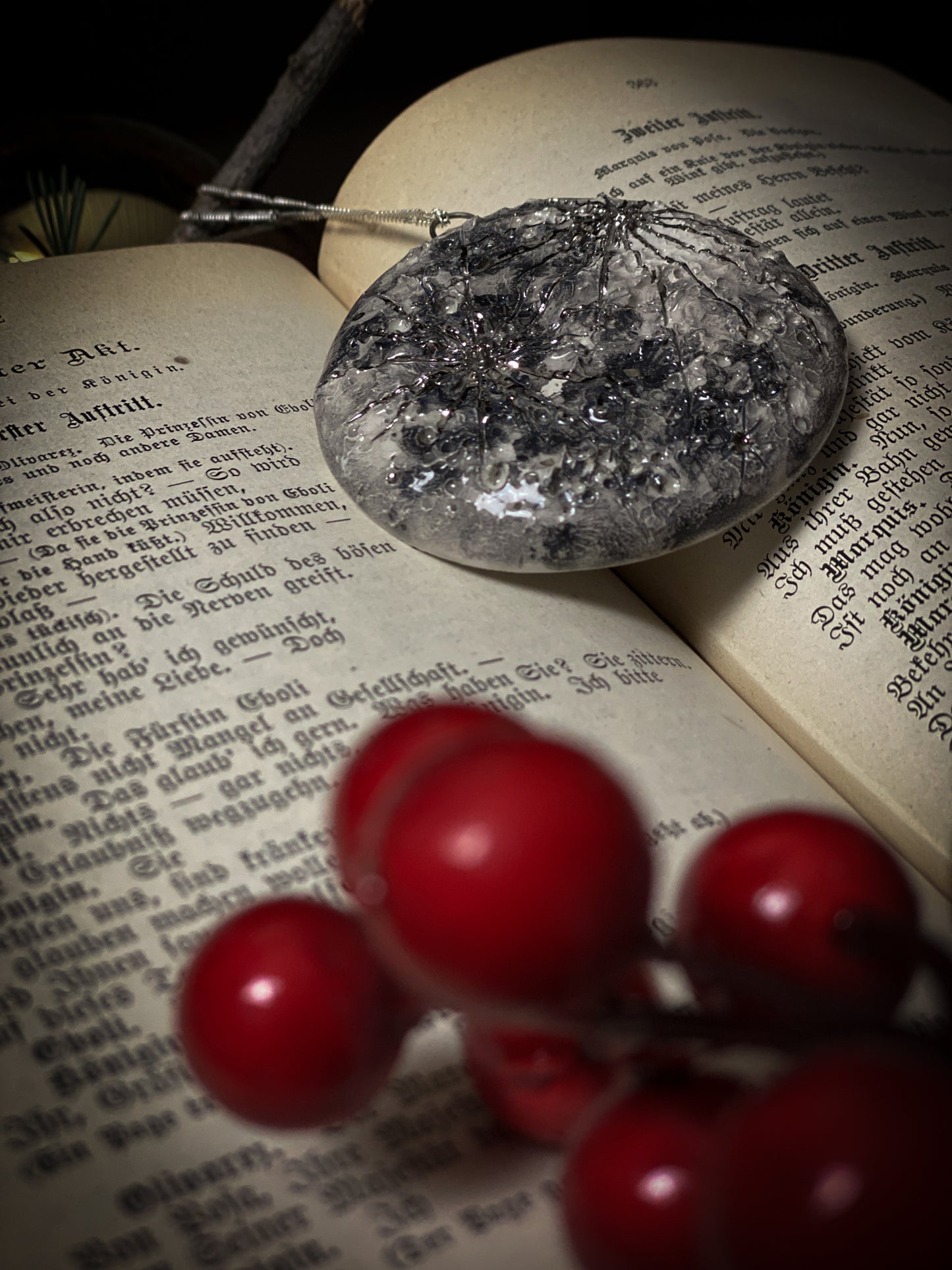 Small Moon | Ciondolo Luna Piena in Ceramica