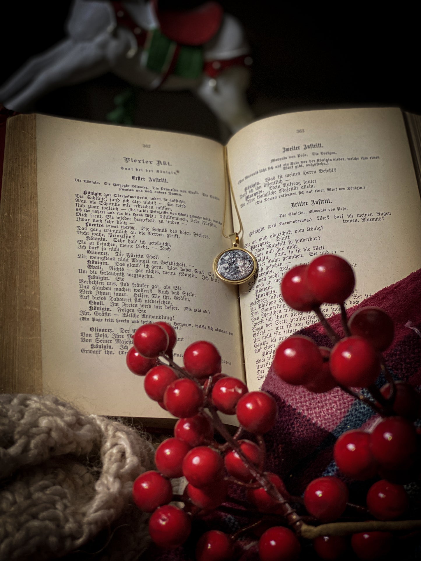 Gold Elegance Moon | Ciondolo Luna Piena in Ceramica