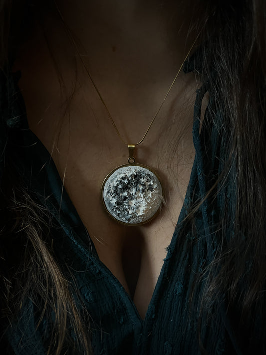 Gold Elegance Moon | Ciondolo Luna in Porcellana