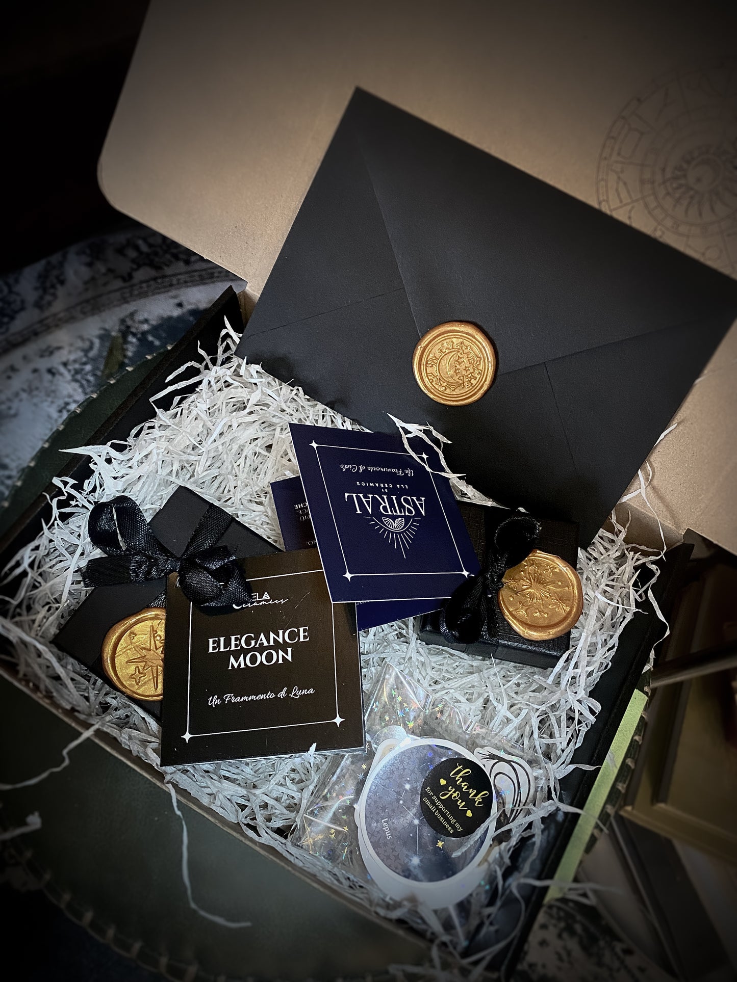 Gold Elegance Moon | Ciondolo Luna Piena in Ceramica