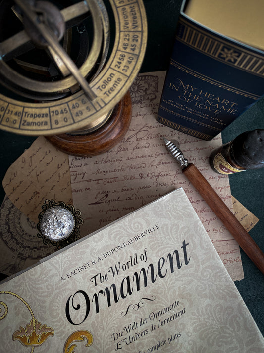 L'antico fascino di un segnalibro in ceramica si rivela su uno sfondo di scritti vintage, un guardiano delle tue storie preferite.