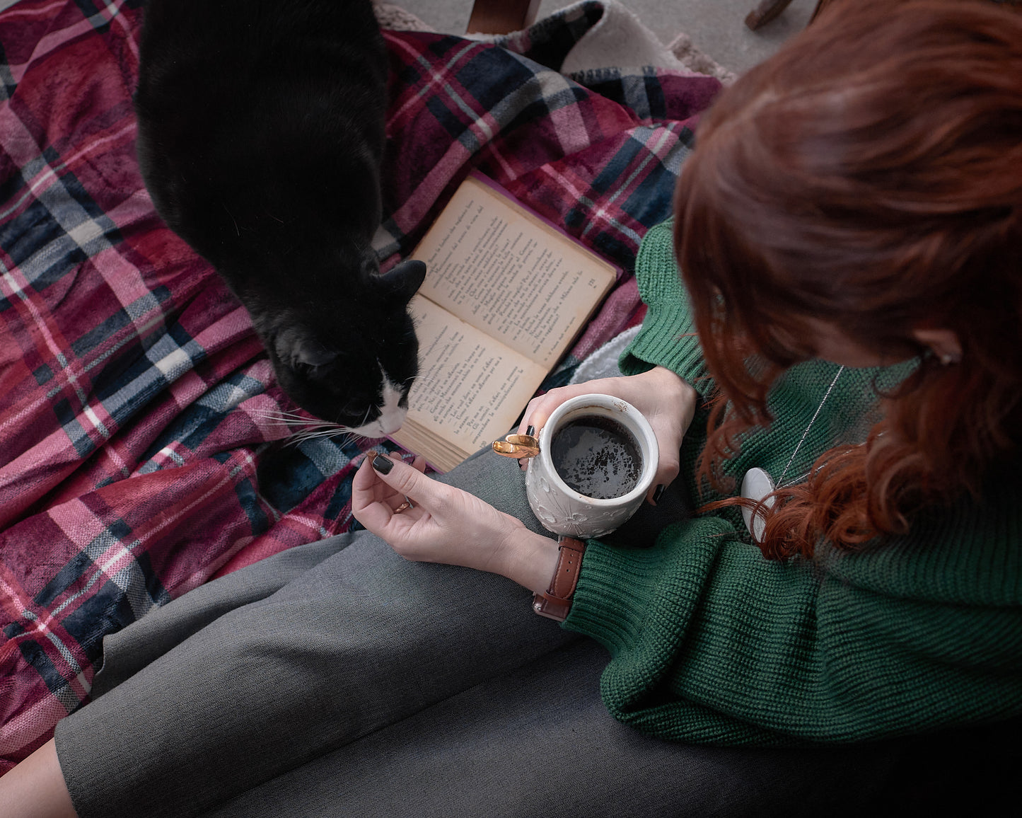 tazza lunare in ceramica e gatto