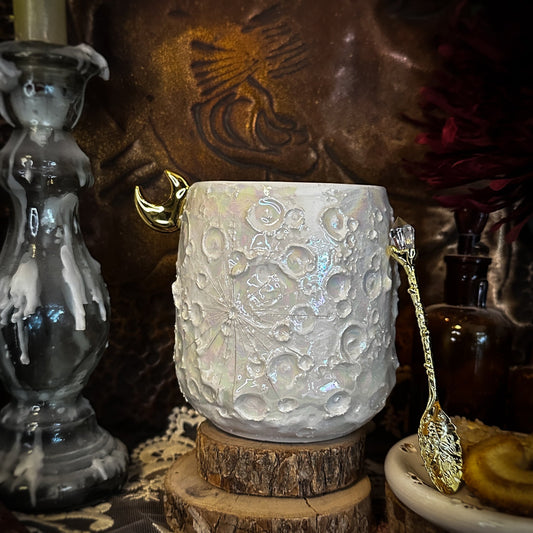 Tazza lunare 1 in ceramica bianca con rilievi a crateri e lustro perlaceo, manico dorato