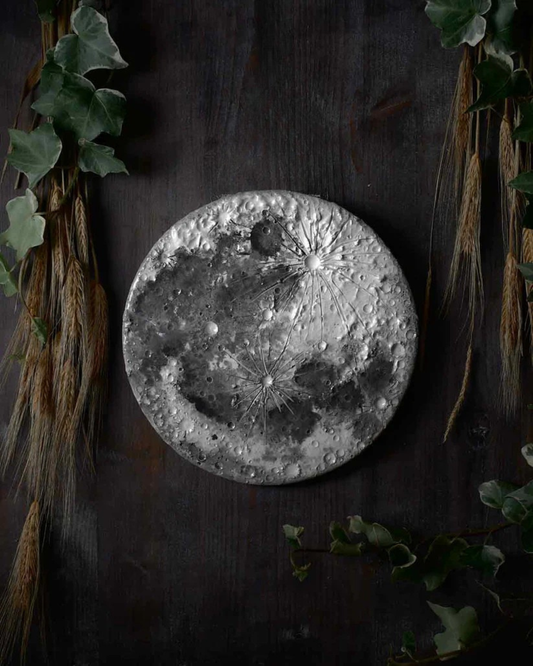 Luna piena in ceramica bianca modellata a mano, con i crateri in rilievo