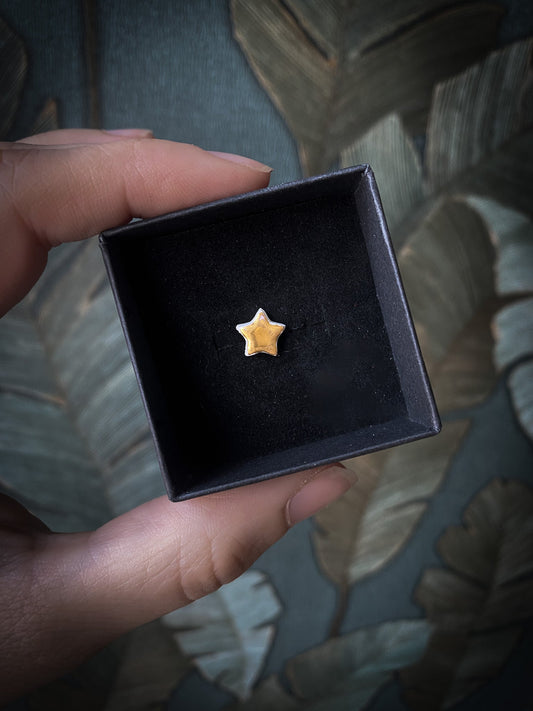 Orecchino a stella in ceramica con lustro oro, in una scatolina nera