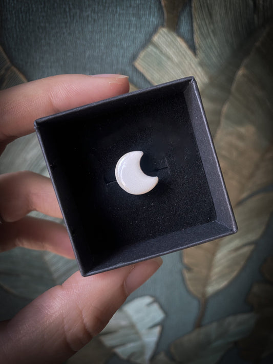 Orecchino singolo Semplicity Moon bianco in una scatolina nera