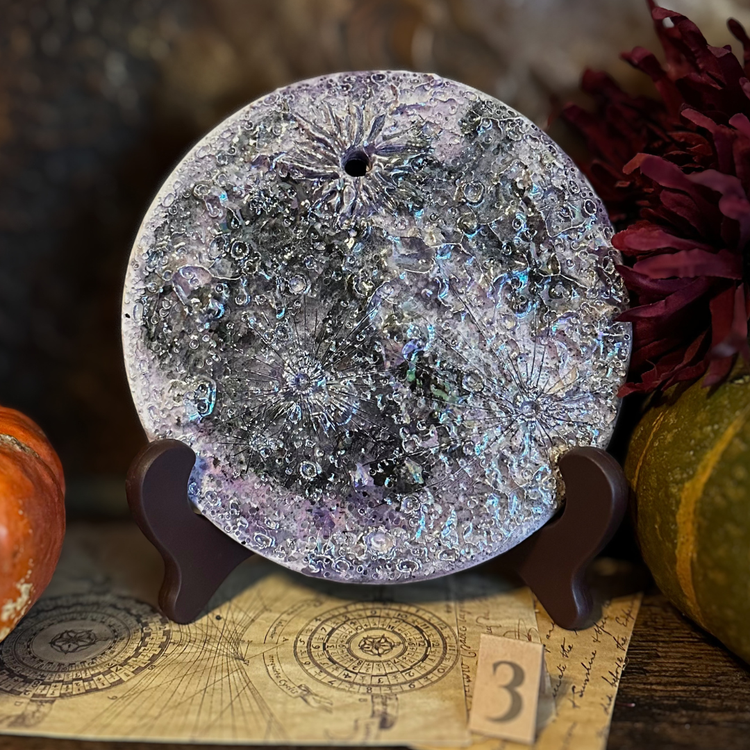 Luna della Soglia III, luna media in ceramica viola su un leggio con il numero 3