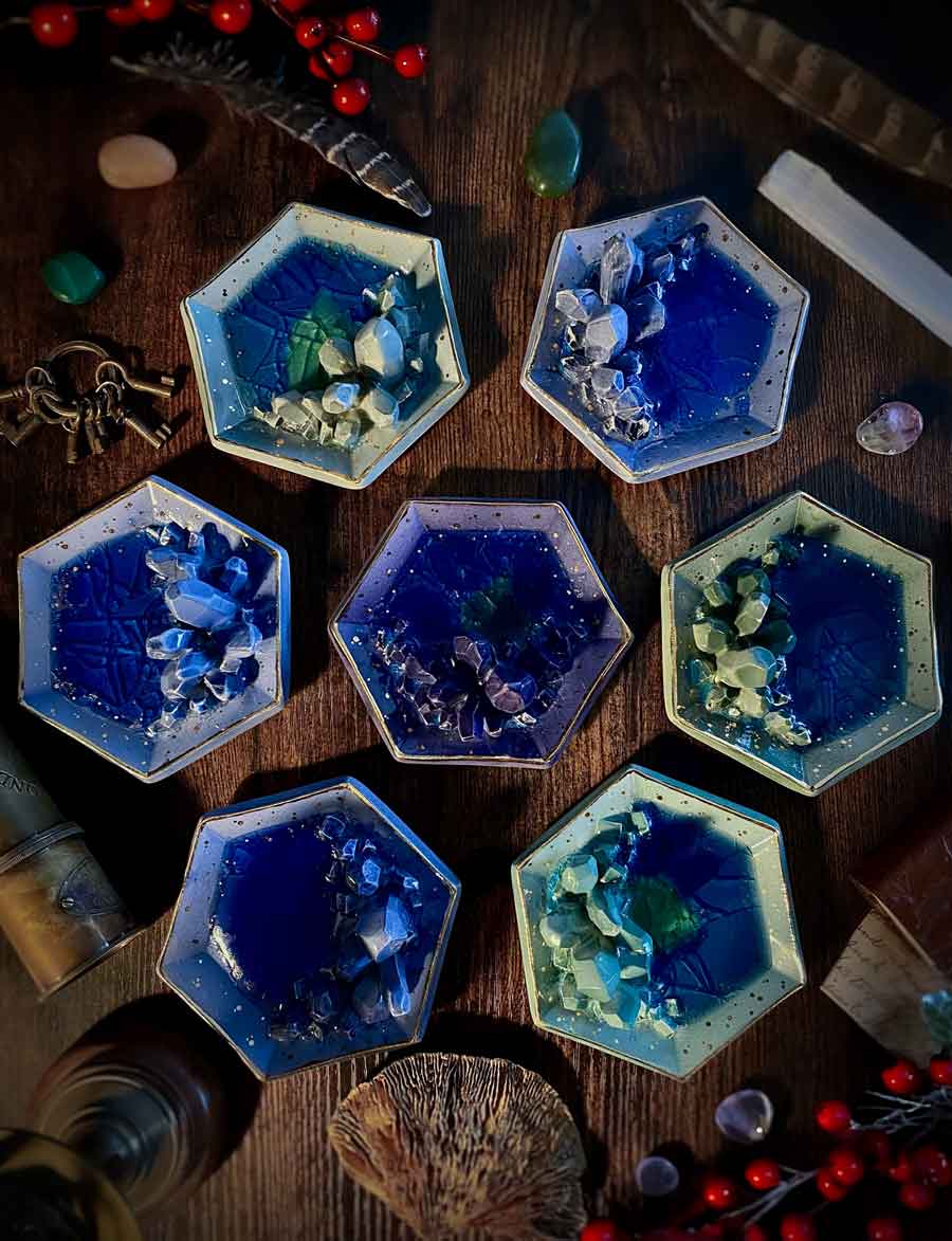 Elegante lampada in ceramica arancione stile Liberty accesa, creando un'atmosfera vintage ed accogliente in un ambiente domestico moderno.