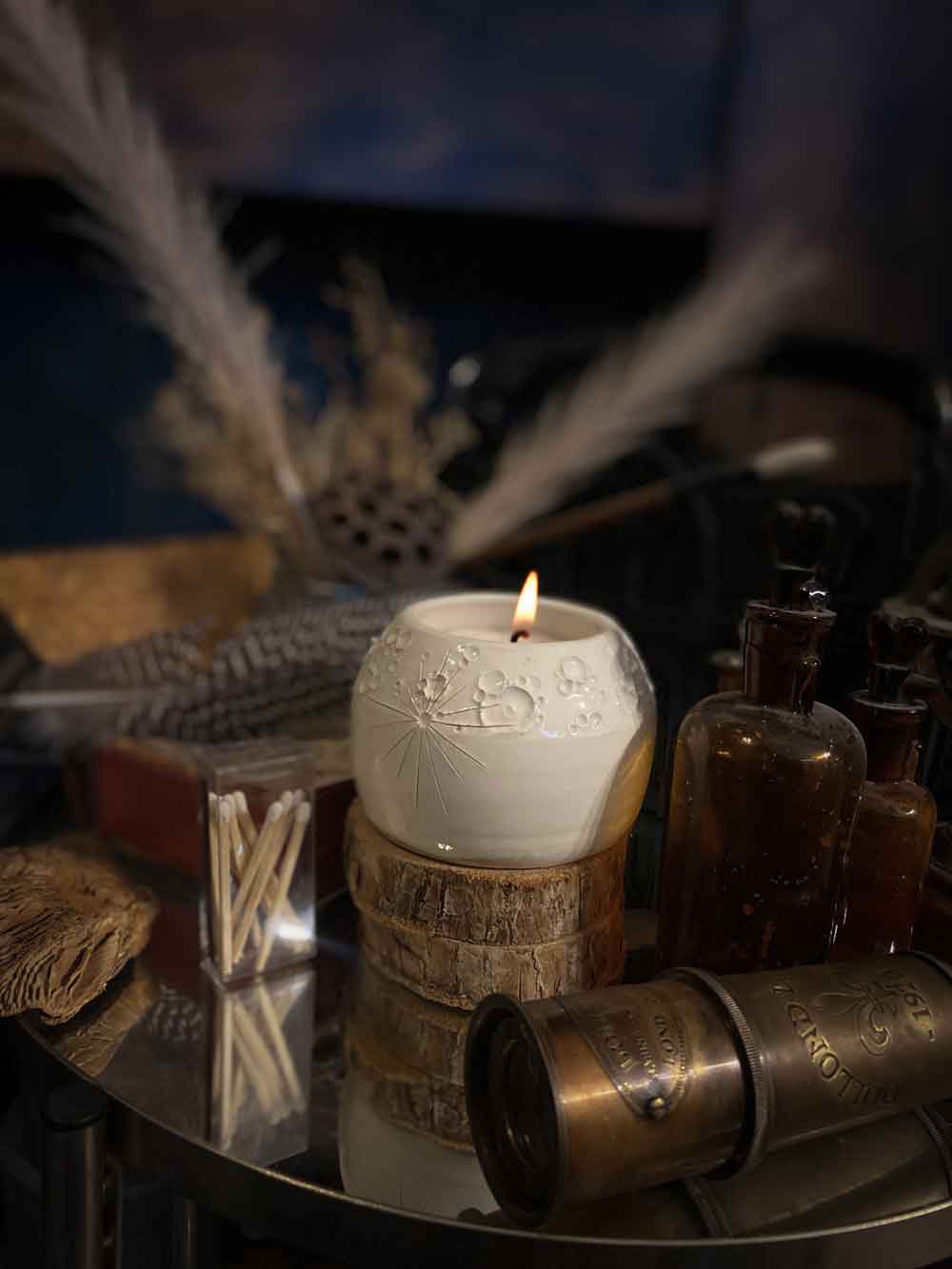Starlight Candle, candela vegana in un contenitore lunare di ceramica