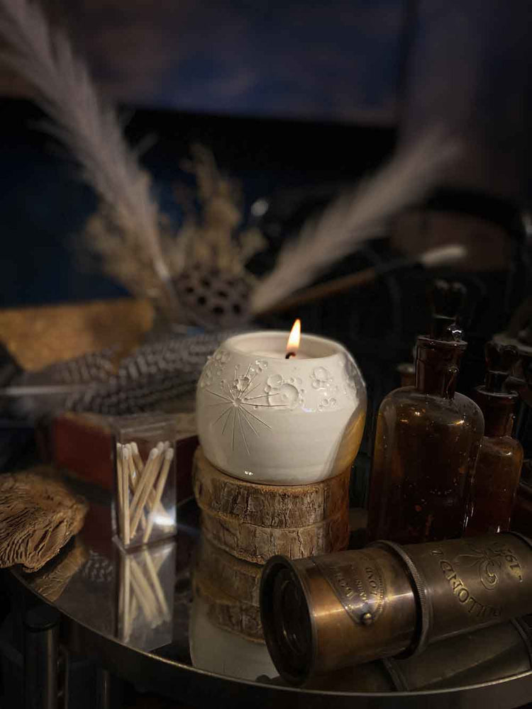 Starlight Candle, candela vegana in un contenitore lunare di ceramica