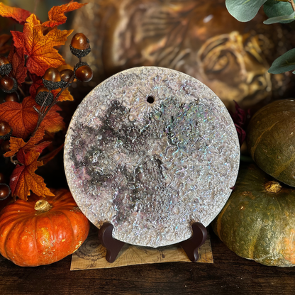 Luna della Soglia grande in ceramica viola, crateri modellati a mano, fra zucche e foglie arancioni