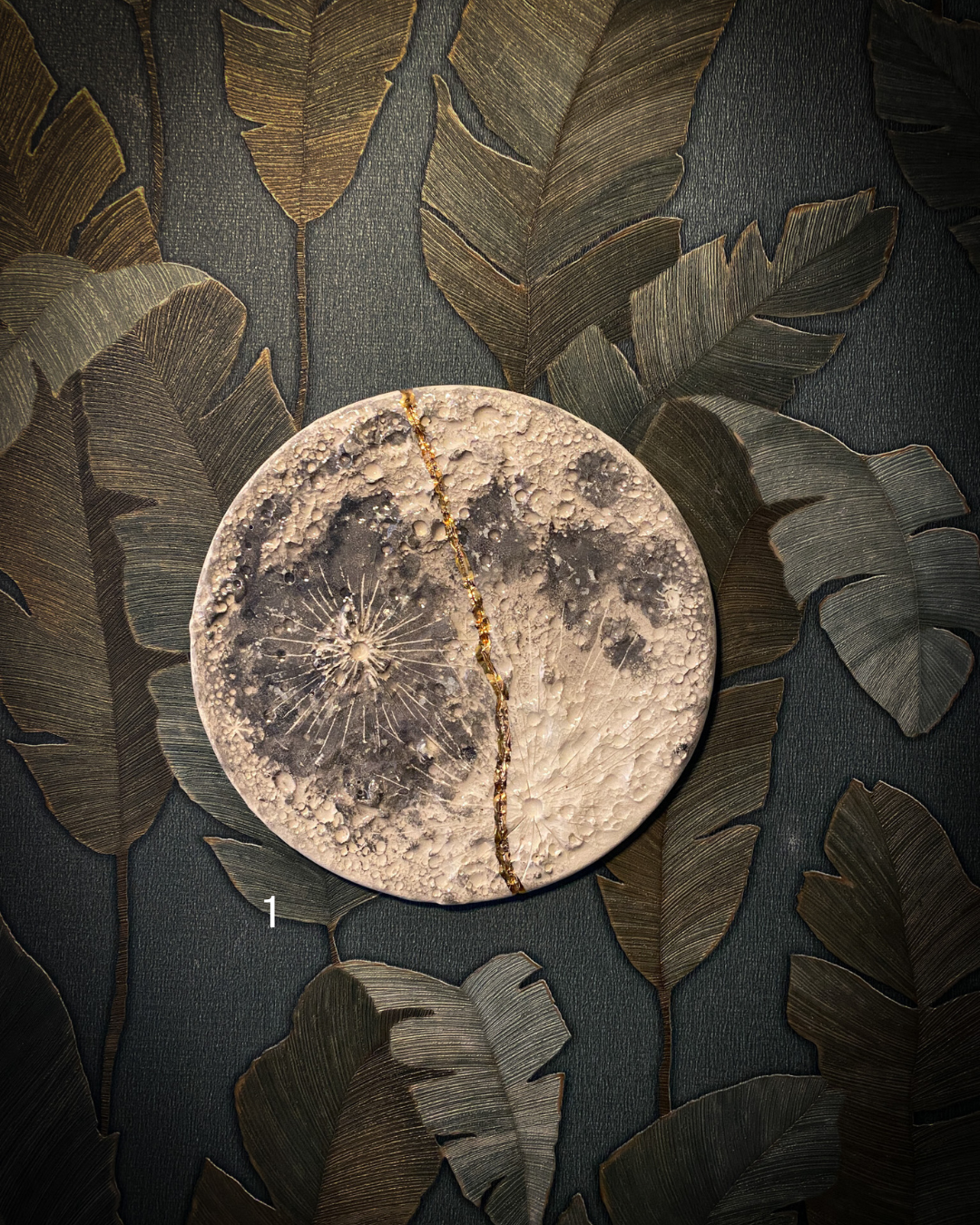 Kintsugi Moon | Luna da muro ricucita con Oro