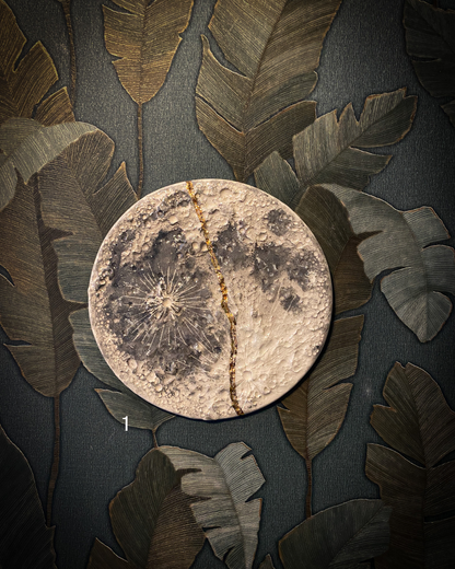 Kintsugi Moon | Luna da muro ricucita con Oro