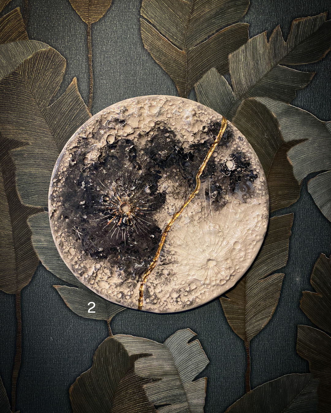 Kintsugi Moon | Luna da muro ricucita con Oro