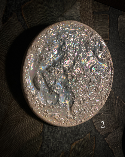 Luna della Neve 2026, seconda della serie: luna piena in ceramica bianca modellata a mano