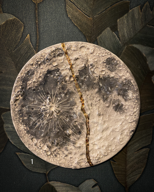 Kintsugi Moon | Luna da muro ricucita con Oro