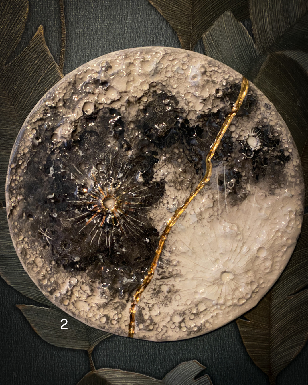Kintsugi Moon | Luna da muro ricucita con Oro