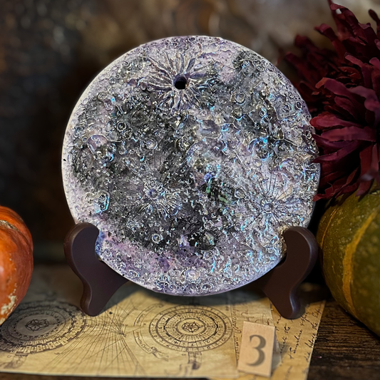Luna della Soglia III, luna media in ceramica viola su un leggio con il numero 3
