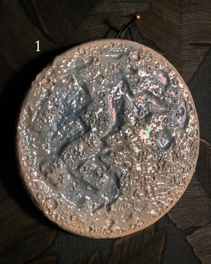 Luna della Neve 2026, prima della serie: luna piena in ceramica bianca da appendere alla parete