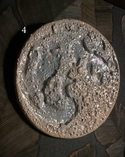 Luna della Neve 2026, quarta della serie: luna piena in ceramica bianca fatta a mano