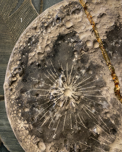 Kintsugi Moon | Luna da muro ricucita con Oro
