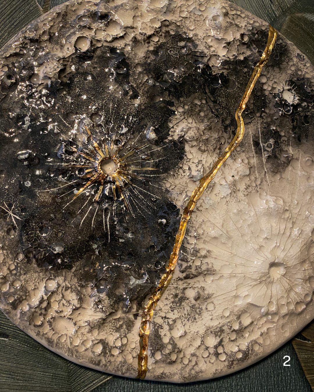 Kintsugi Moon | Luna da muro ricucita con Oro