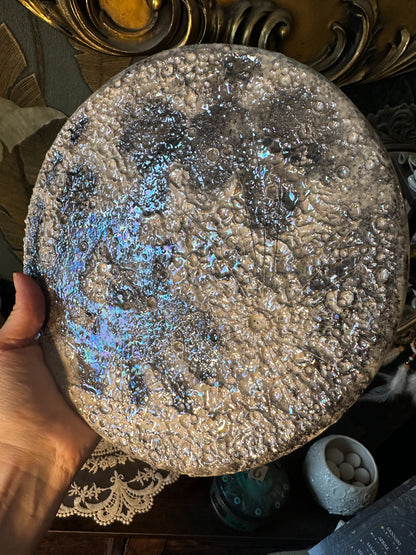Luna piena iridescente in ceramica di grande formato, seconda della serie