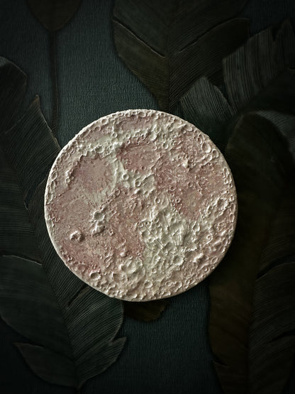 Luna Rosa 2026, terza della serie: luna in ceramica rosa con lustro madreperla