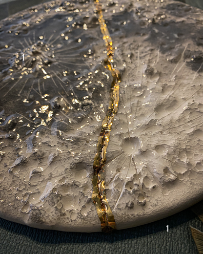 Kintsugi Moon | Luna da muro ricucita con Oro
