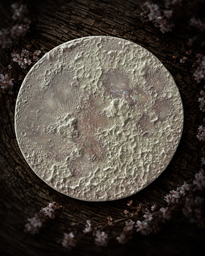 Luna Rosa 2026 grande, quinta della serie: luna in ceramica rosa con lustro madreperla