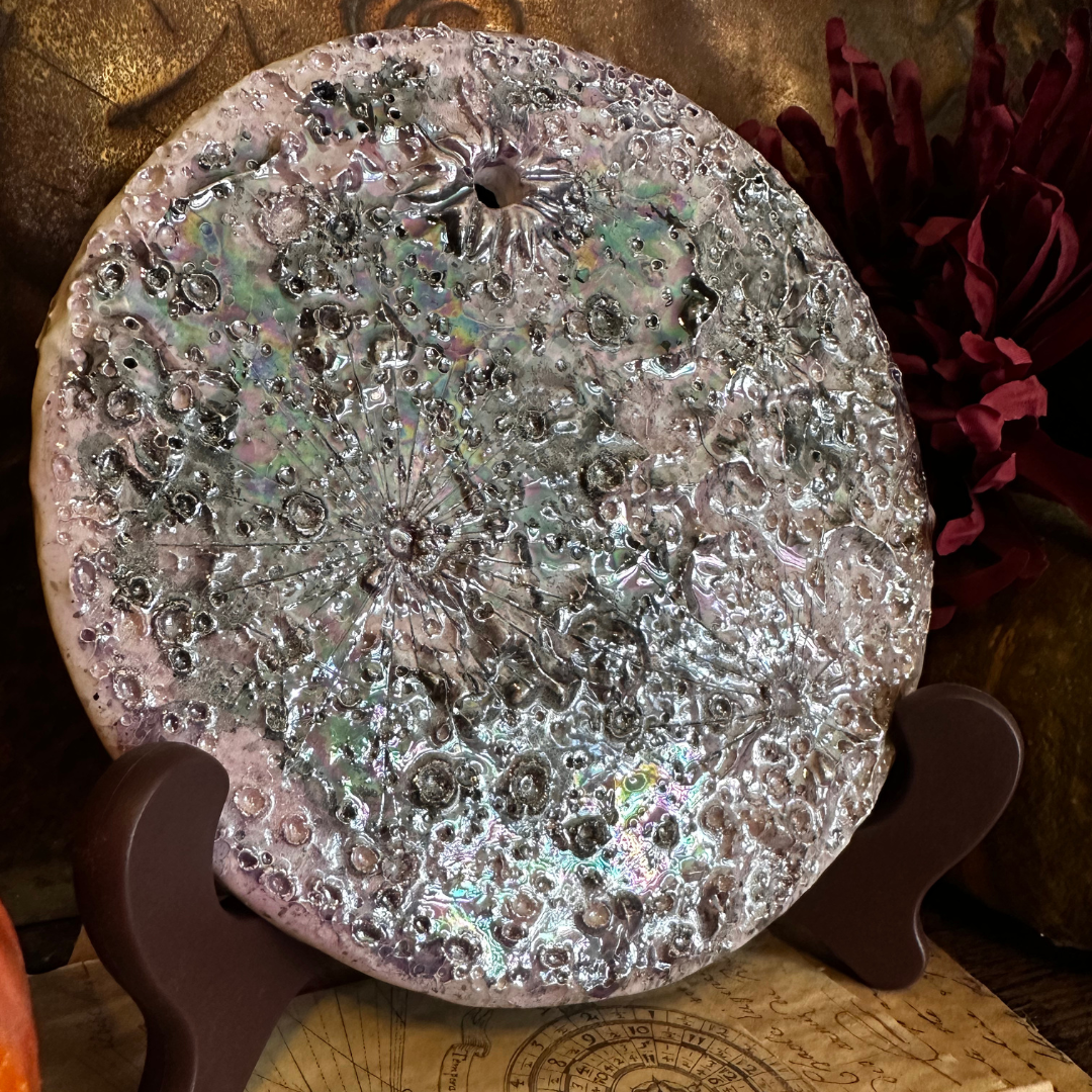 Dettaglio della Luna della Soglia IV: crateri modellati a mano e riflessi iridescenti sul viola