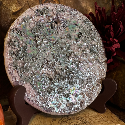 Dettaglio della Luna della Soglia IV: crateri modellati a mano e riflessi iridescenti sul viola