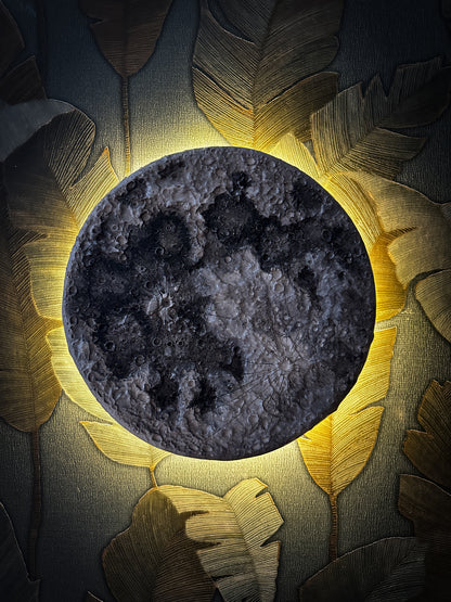 Lumina, lampada lunare in ceramica con la superficie della luna illuminata