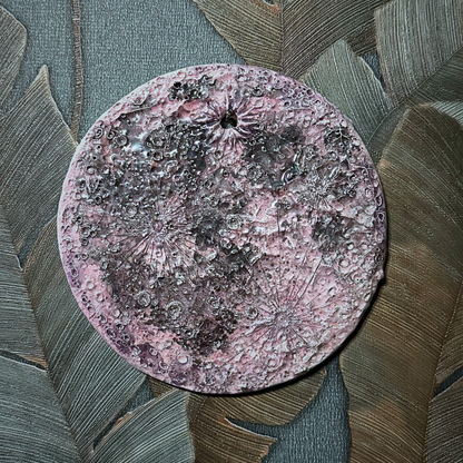 Luna della Soglia IV in ceramica viola su uno sfondo di foglie