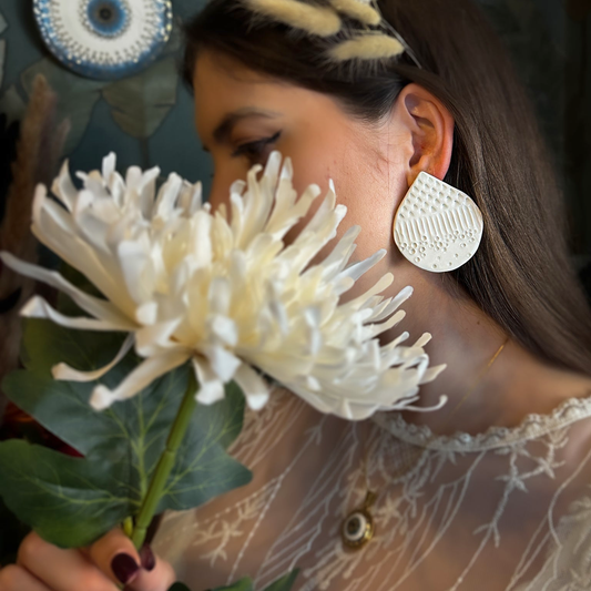 Boho Drop, orecchini grandi a goccia in ceramica con texture lavorata a mano