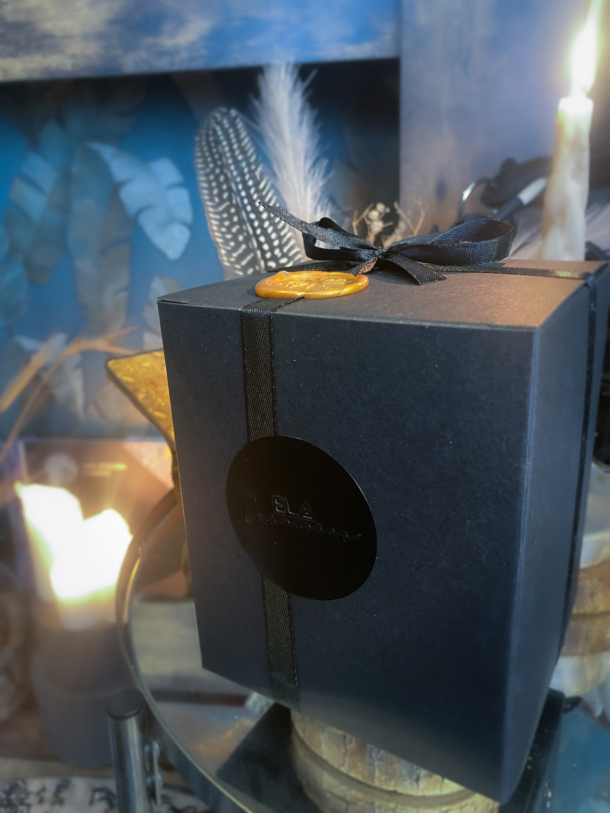 Confezione regalo Ela Ceramics verticale con nastro nero e sigillo dorato
