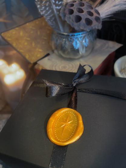 Confezione regalo Ela Ceramics rettangolare con nastro nero e sigillo dorato