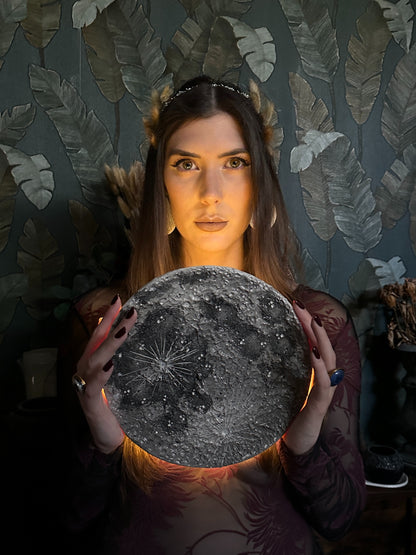 Lumina, lampada in ceramica a forma di luna piena illuminata dall'interno
