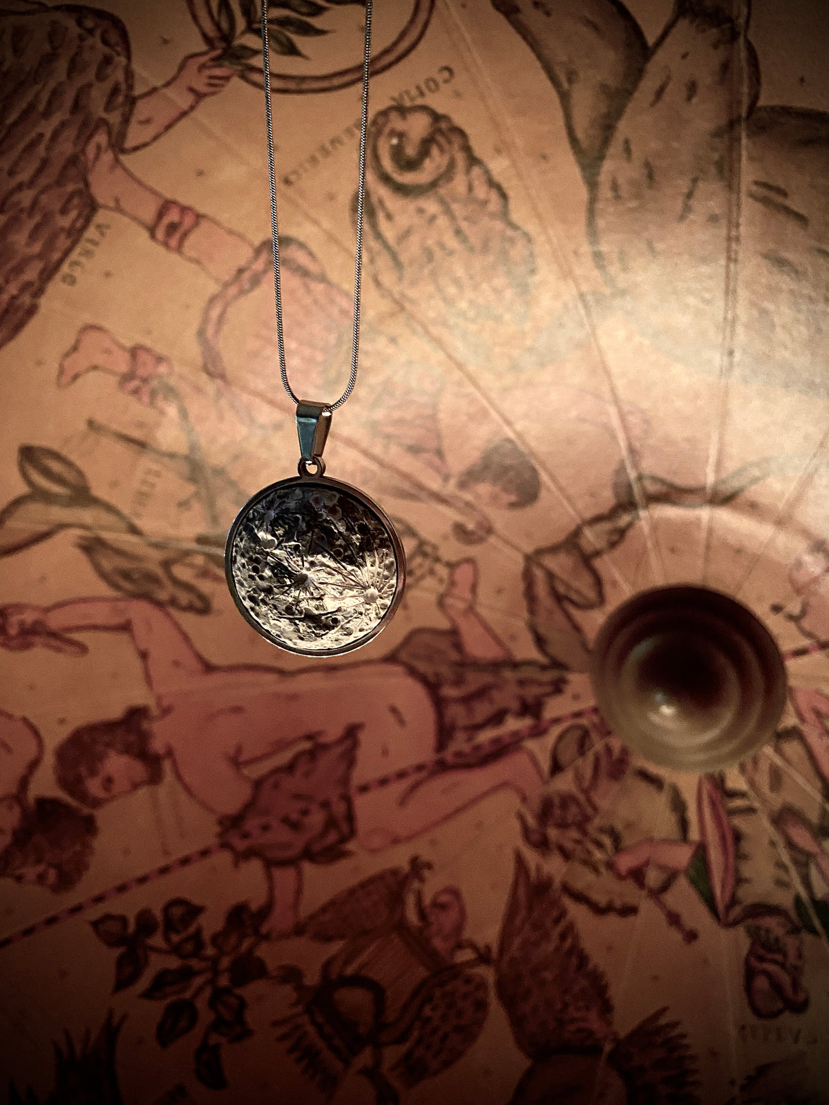 Platinum Elegance, ciondolo a luna piena in porcellana con bordo in lustro platino